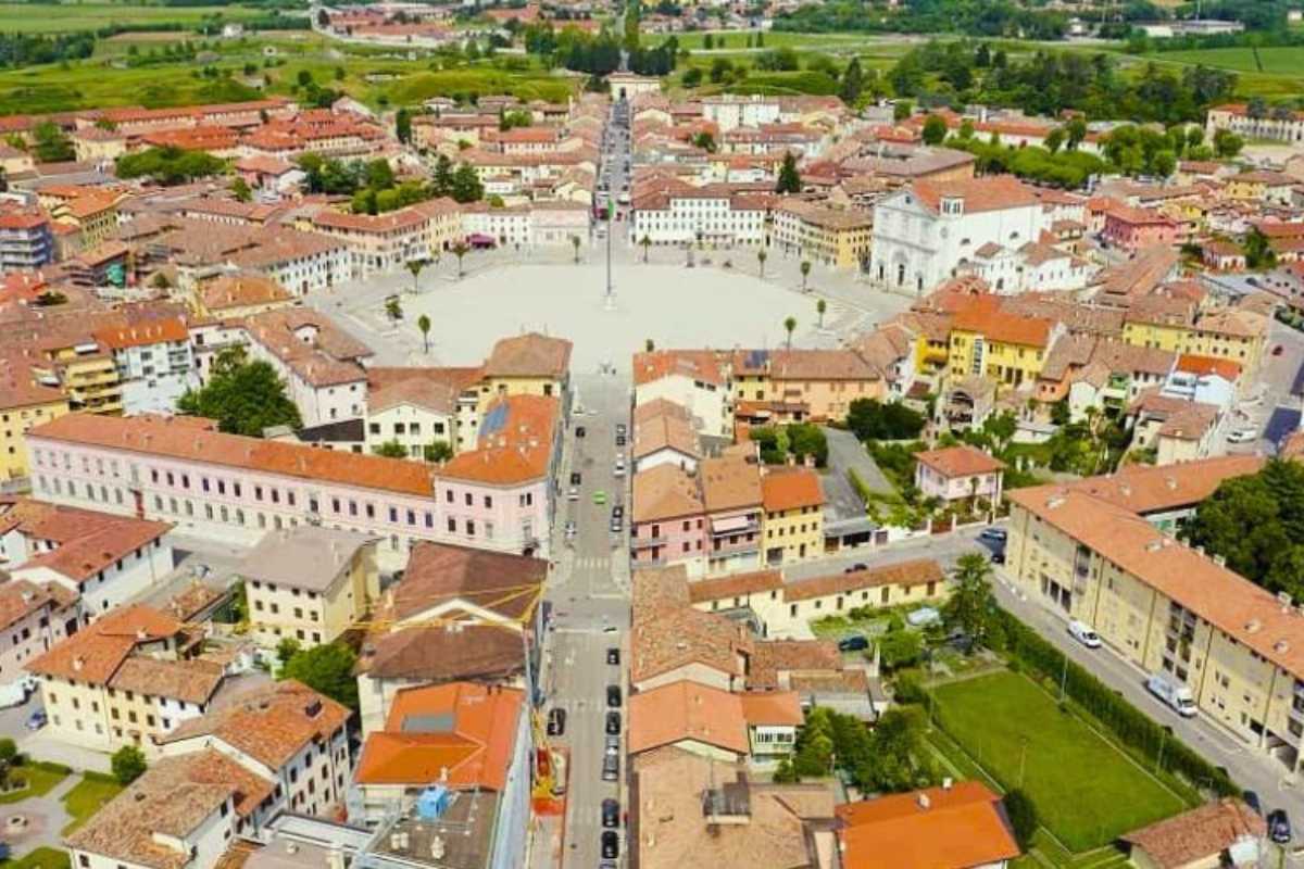Vista panoramica di Palmanova, evidenziando la sua forma stellata e le fortificazioni storiche