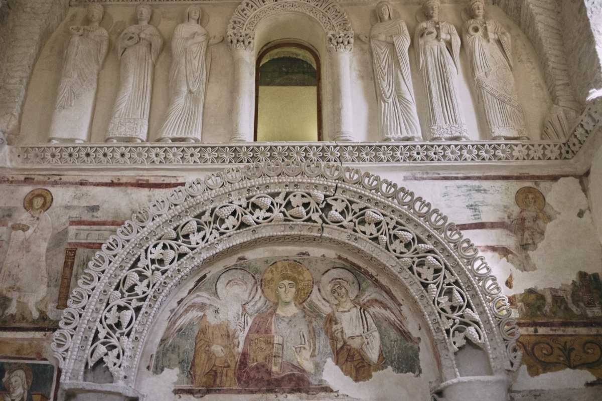 Panorama di Cividale del Friuli con famiglie in visita, evidenziando il Tempietto Longobardo