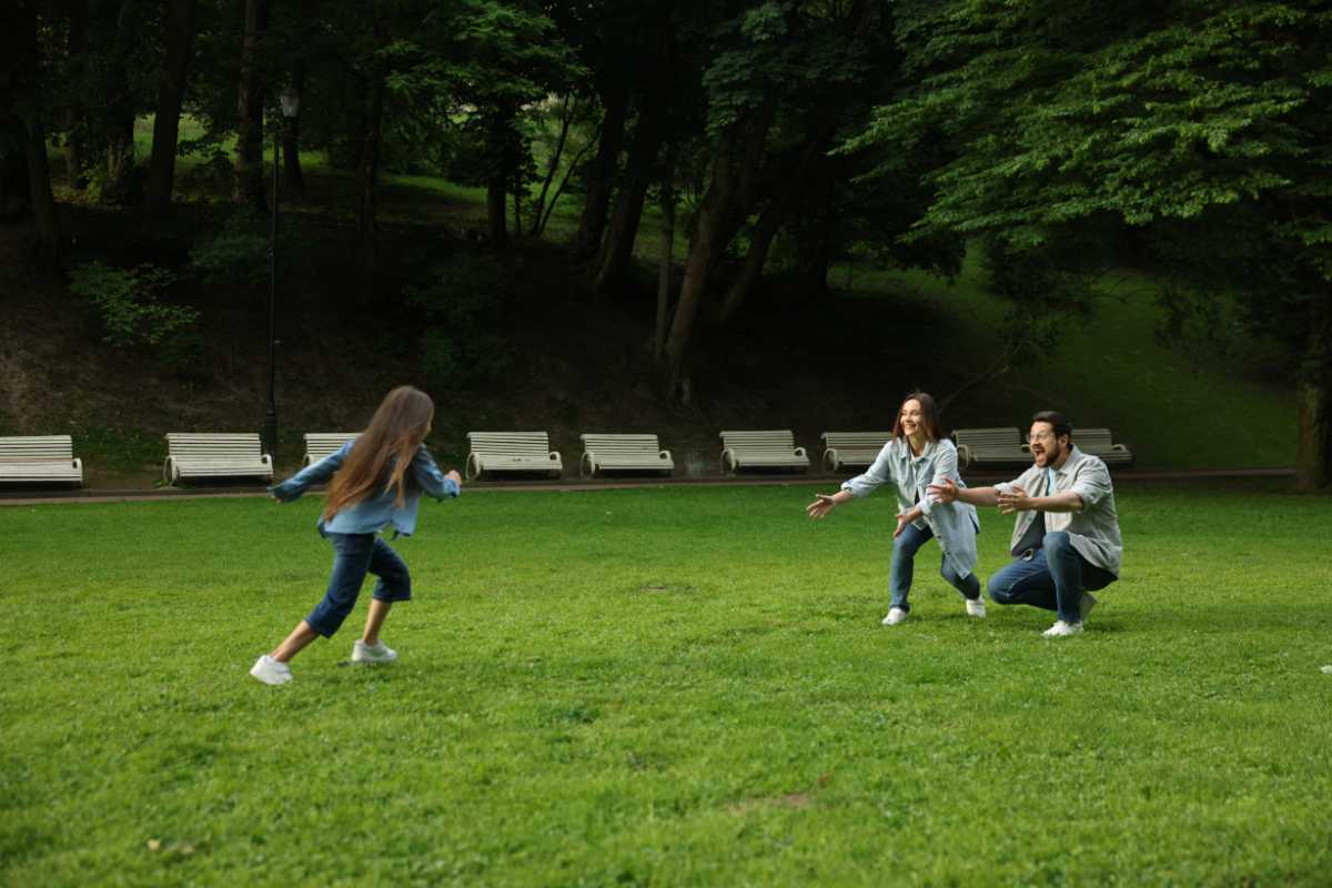 Bambini che giocano nel Parco della Rimembranza, con vista sul Tempietto Longobardo