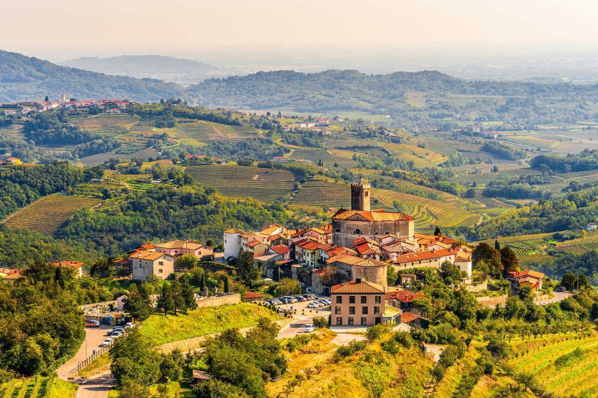 Panorama di Gorizia con il castello illuminato di sera