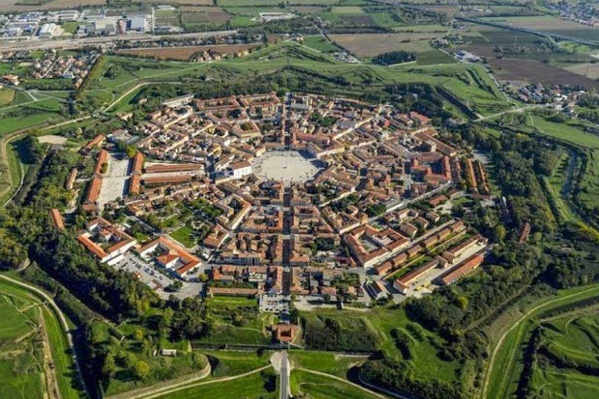 Vista della piazza principale di Palmanova, evidenziando l'architettura unica