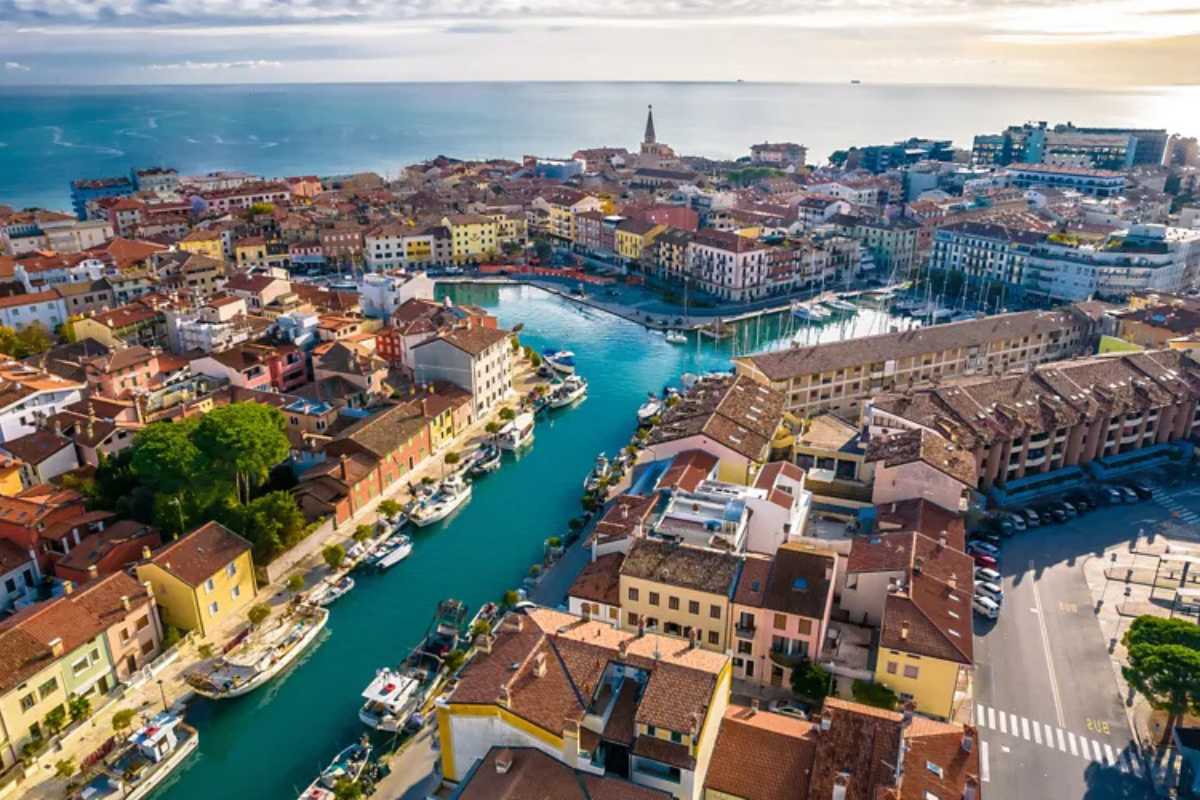 Vista panoramica di Grado, evidenziando le spiagge e il centro storico