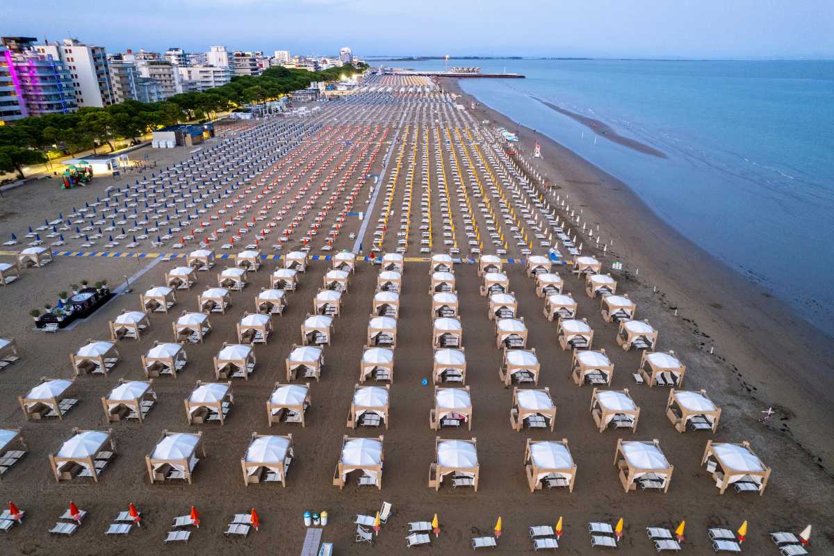 Spiaggia di Lignano Sabbiadoro, vista panoramica con ombrelloni e bagnanti