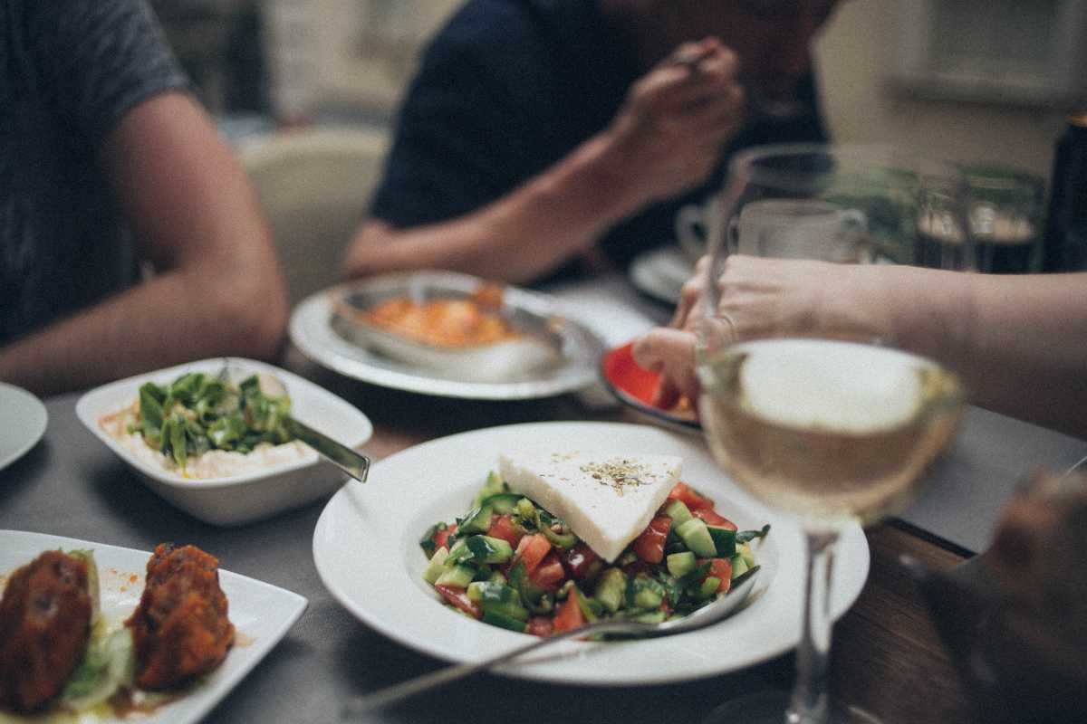 Immagine di Gorizia con piatti tipici in evidenza, evidenziare l'atmosfera gastronomica