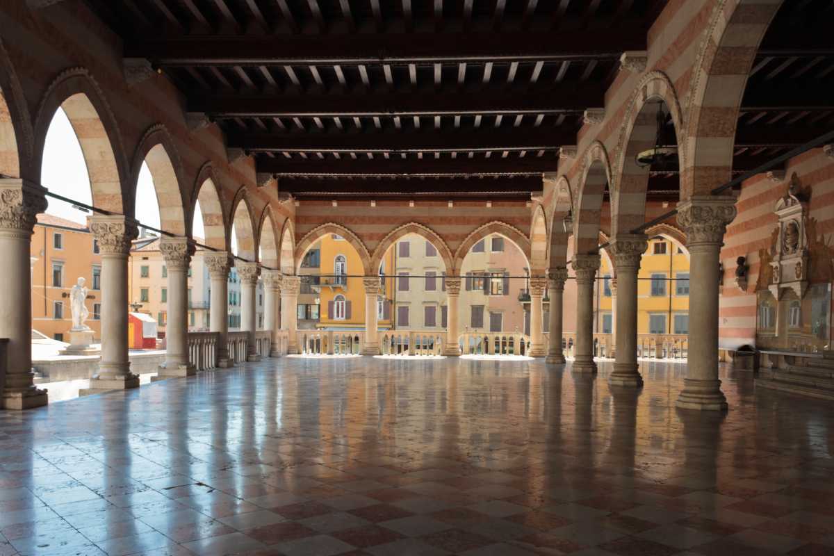 Vista panoramica di Udine con il Castello e Piazza Libertà, enfatizzando l'atmosfera storica della città