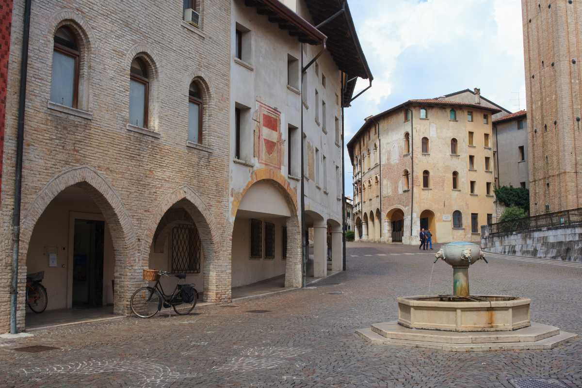 Vista panoramica di Pordenone, evidenziando il Corso porticato e il Palazzo Ricchieri