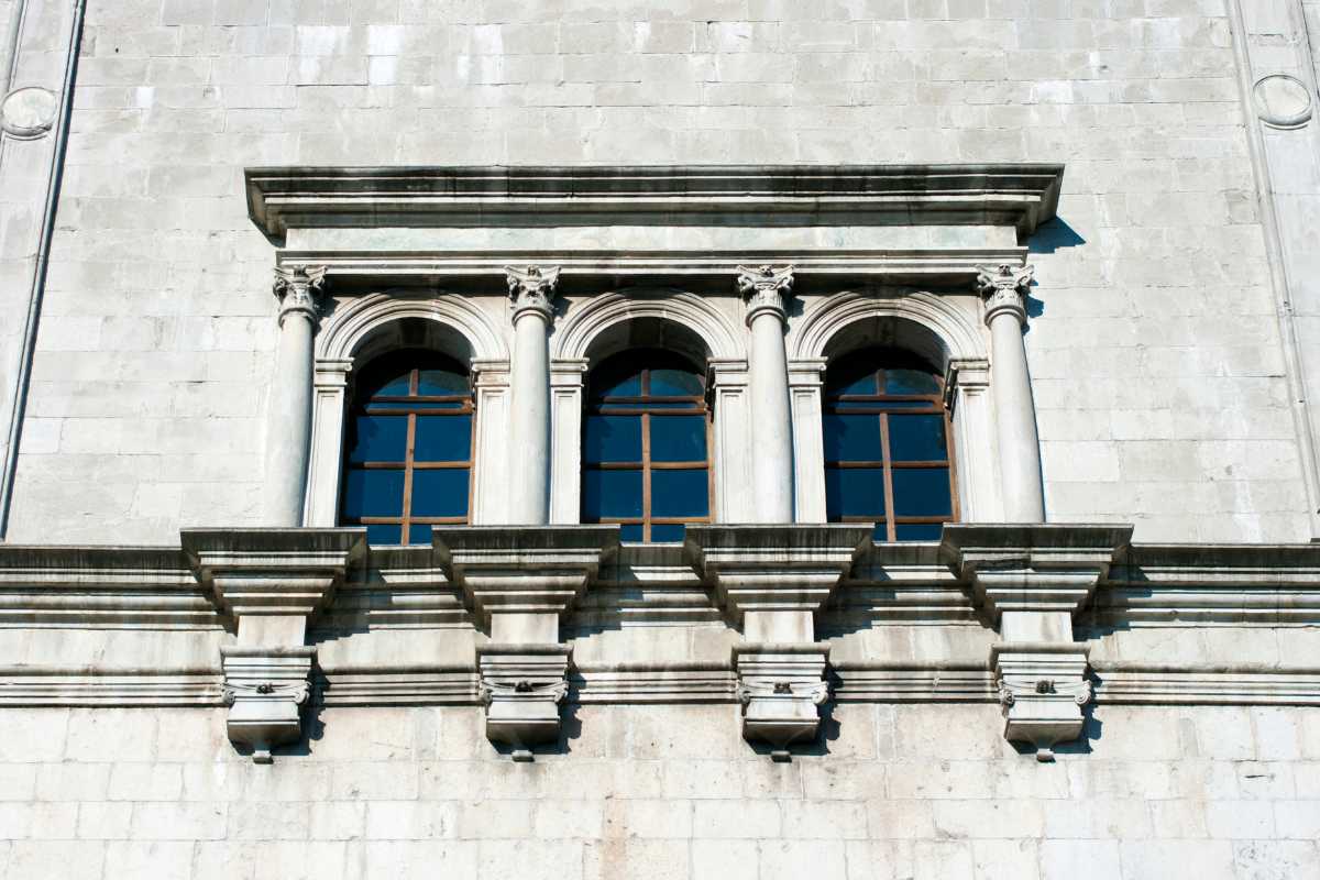 Autobus di linea in partenza da Cividale del Friuli, con sfondo della città