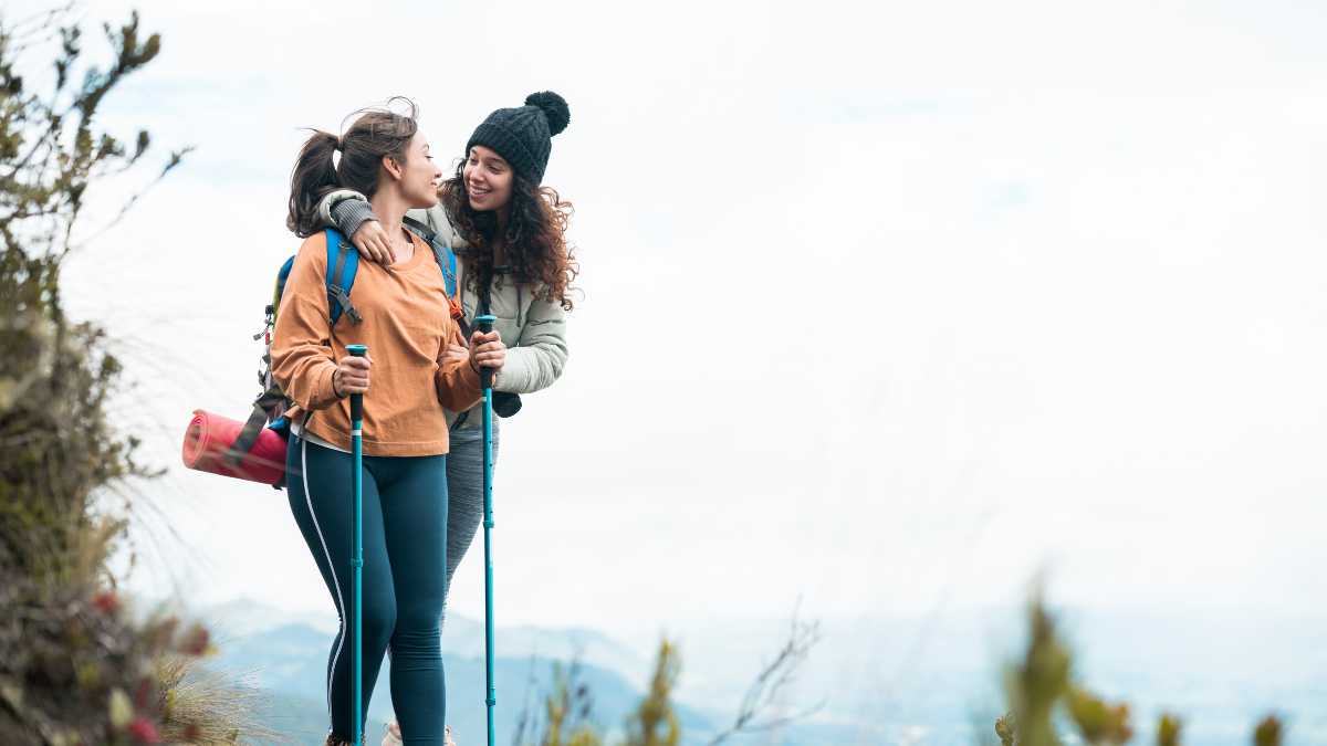 Escursionisti che si godono il panorama dal Monte San Michele