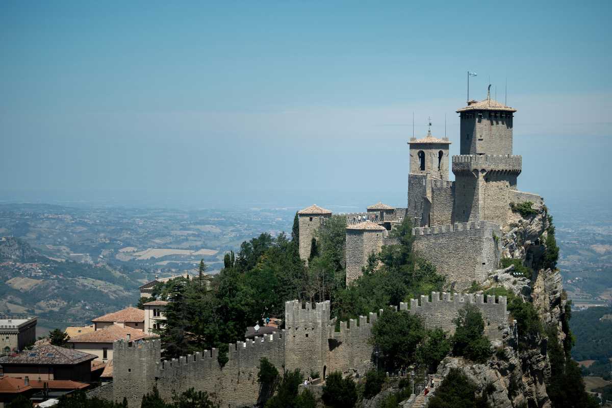 Panorama di Udine con colline circostanti e il Castello sullo sfondo
