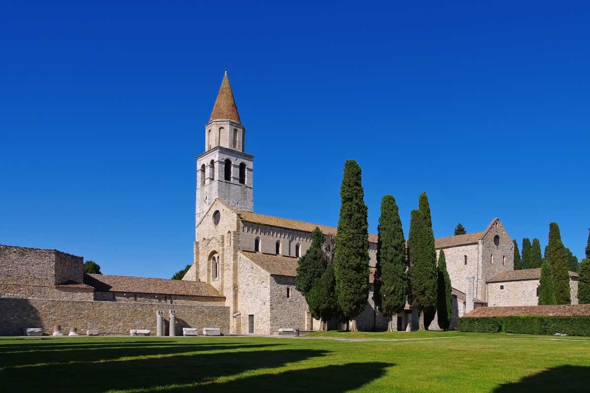 Interno della Basilica di Aquileia con mosaici