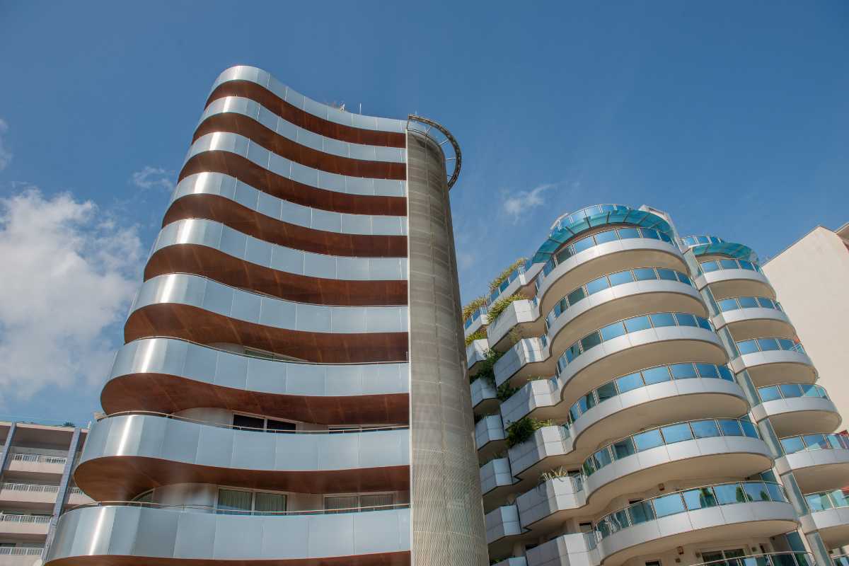 Vista panoramica delle spiagge di Lignano Sabbiadoro, mostra la sabbia dorata e il mare blu