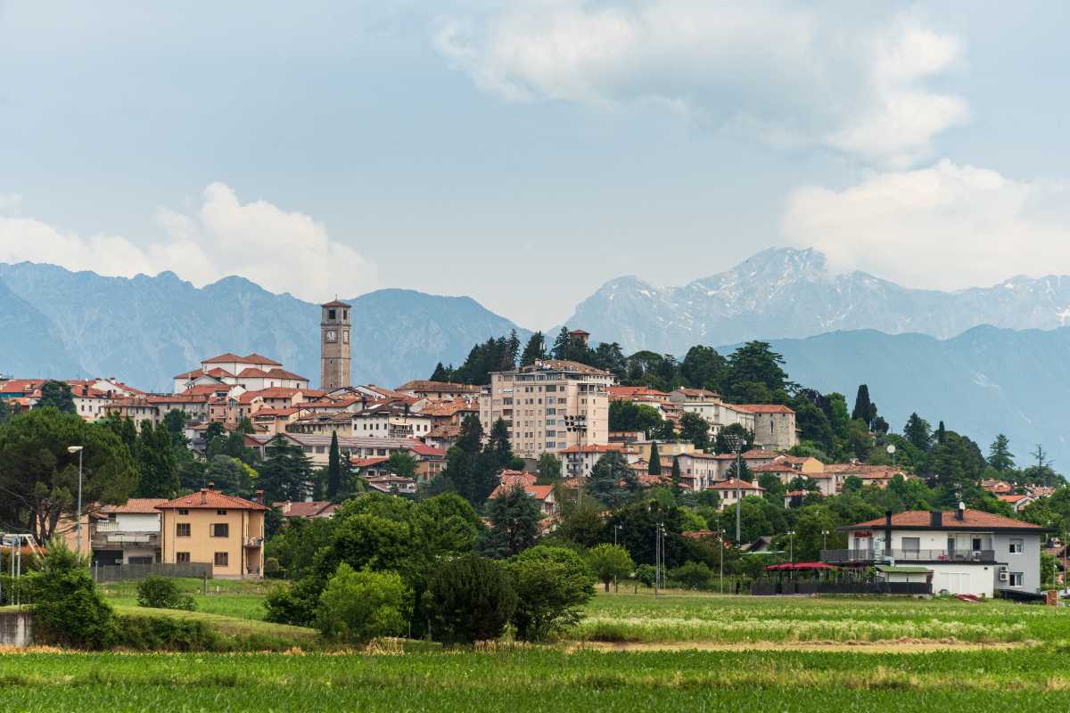Panorama di San Daniele del Friuli, con bambini che giocano nel parco