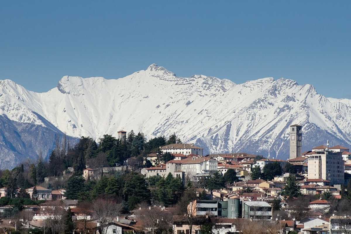 Bambini che partecipano a un laboratorio di cucina a San Daniele del Friuli
