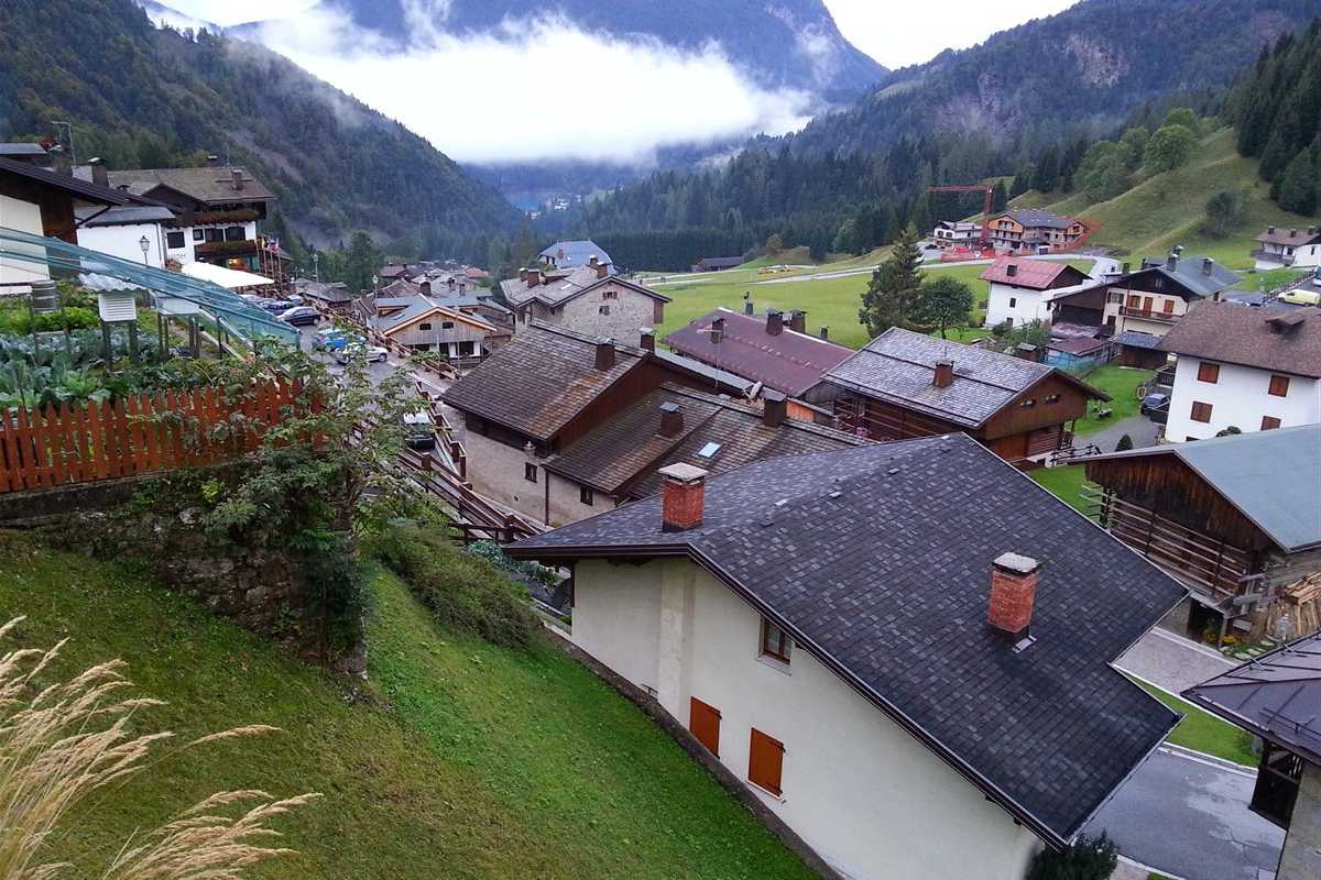 Bambini che giocano al parco di Sauris, includi attività all'aperto