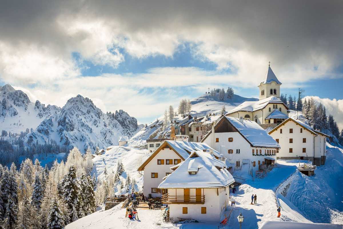 Interno di un rifugio a Tarvisio, con piatti tipici e atmosfera accogliente