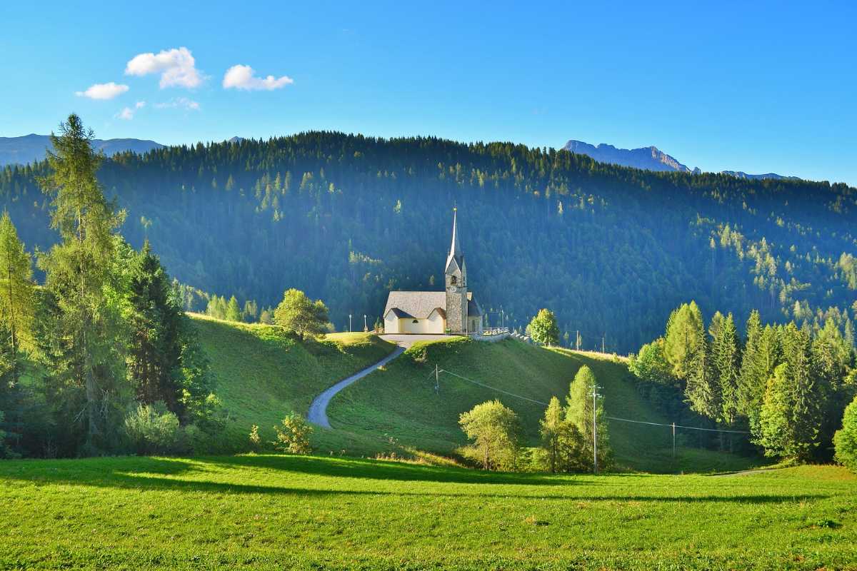 Vista panoramica di Sauris con le montagne circostanti