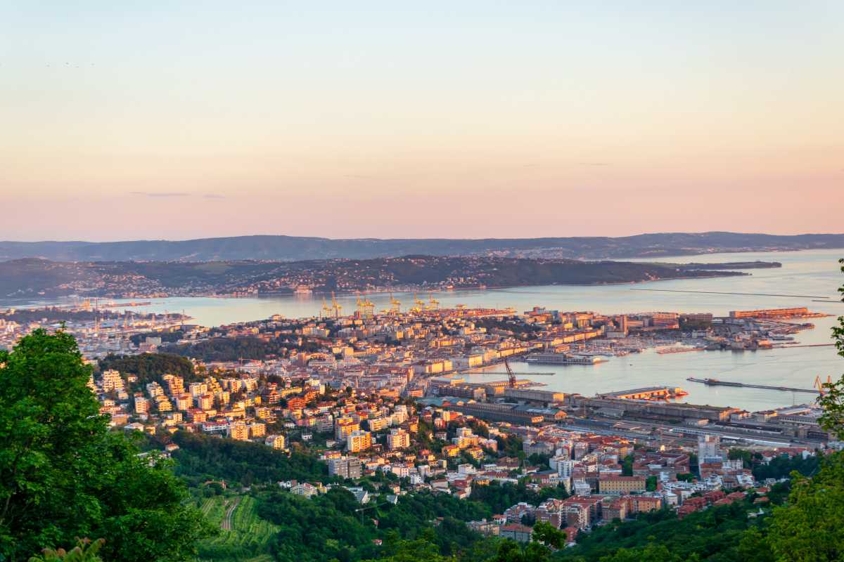 Vista panoramica di Trieste con il mare e l'architettura storica