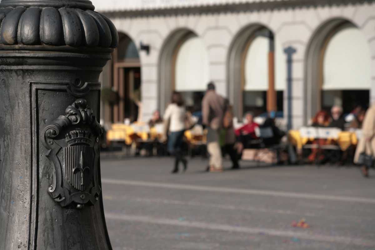 Vista panoramica di Trieste con i suoi caffè storici e piazze, ideale per mostrare la tradizione gastronomica della città
