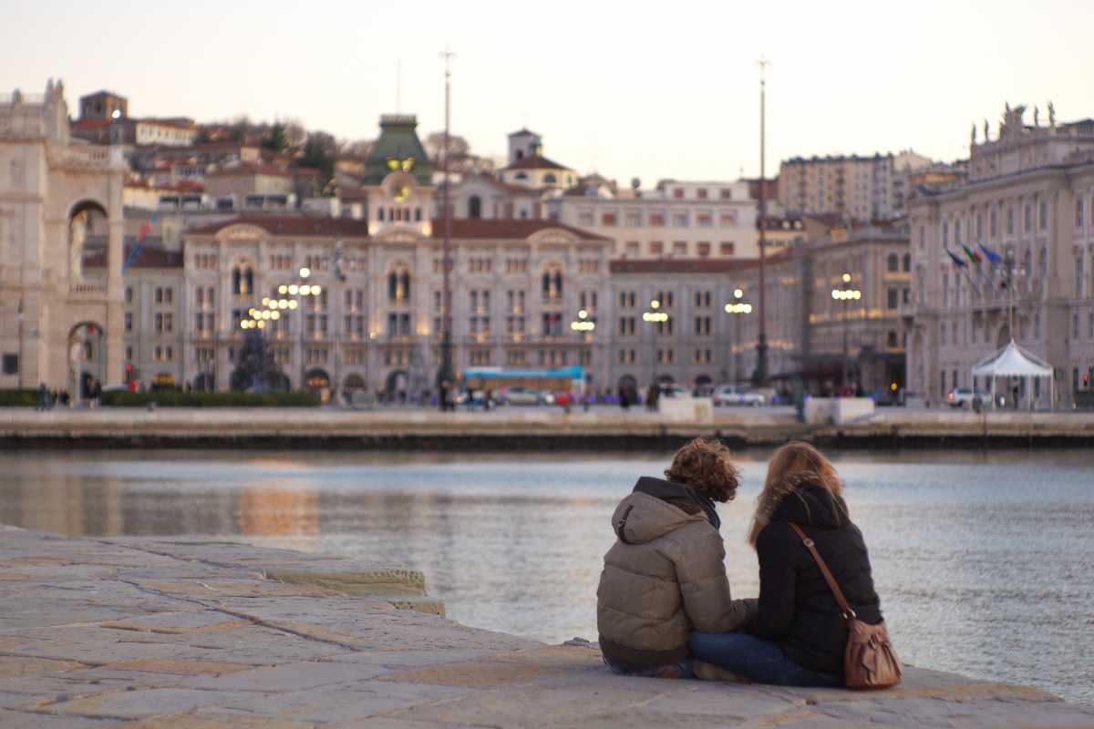 Interno di una trattoria tipica di Trieste con piatti tradizionali, ideale per mostrare l'atmosfera locale
