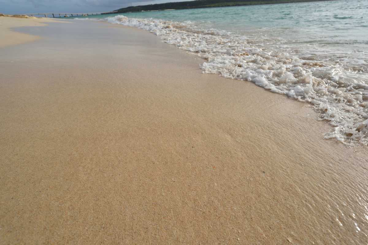 Vista panoramica delle spiagge di Trieste con le montagne sullo sfondo