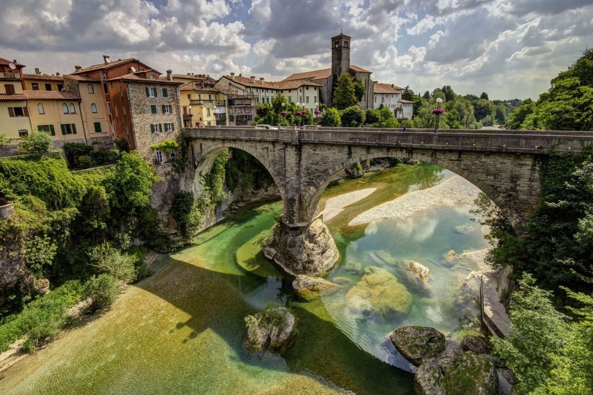 Vista panoramica di Cividale del Friuli, evidenziando il Ponte del Diavolo e il paesaggio circostante