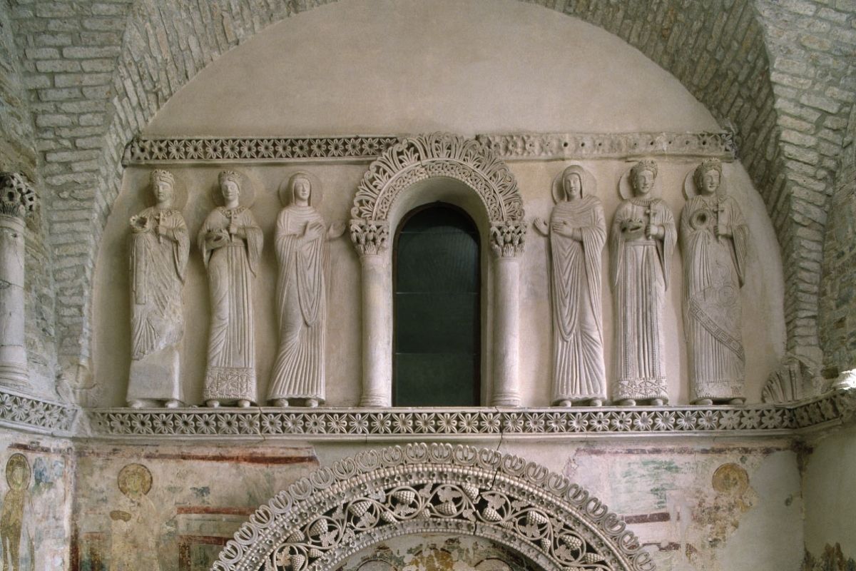 Dettaglio del Tempietto Longobardo, con gli affreschi e l'architettura caratteristica