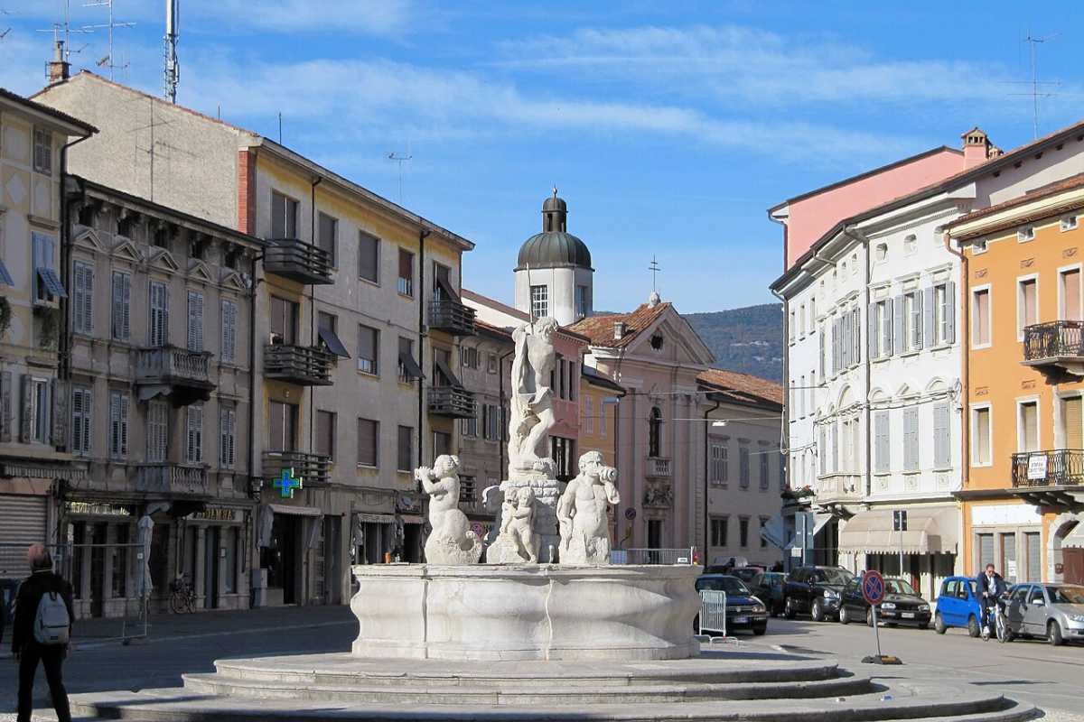 Piazza della Vittoria a Gorizia con il Teatro Verdi e caffè affollati