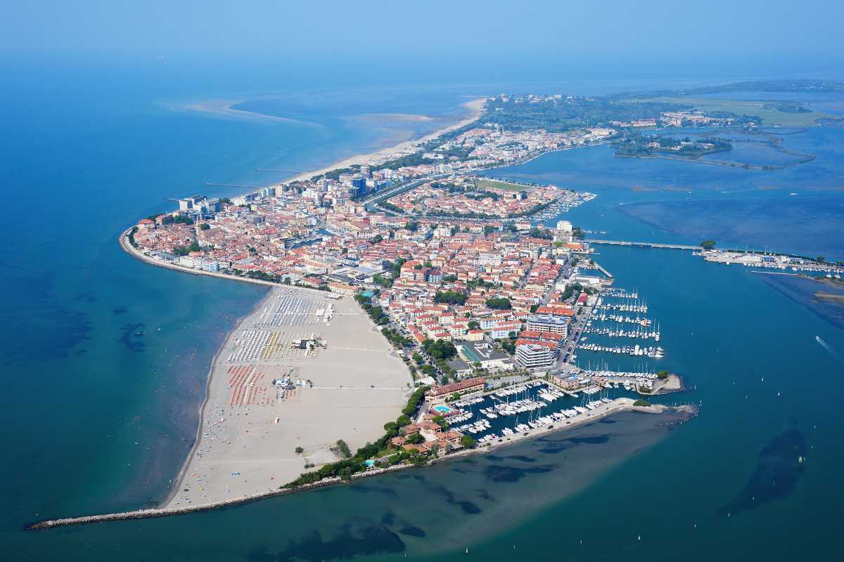 Scena di un ristorante tipico di Grado che serve piatti locali con vista sulla laguna