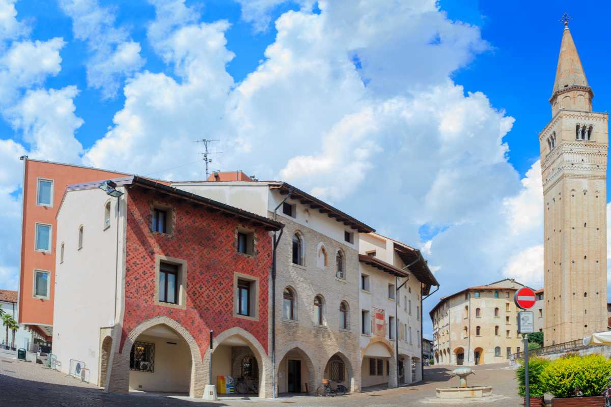 Vista panoramica del corso porticato e delle architetture storiche di Pordenone