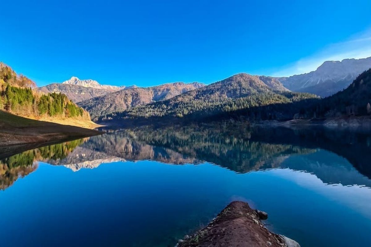 Vista panoramica sul lago alpino di Sauris con i monti sullo sfondo