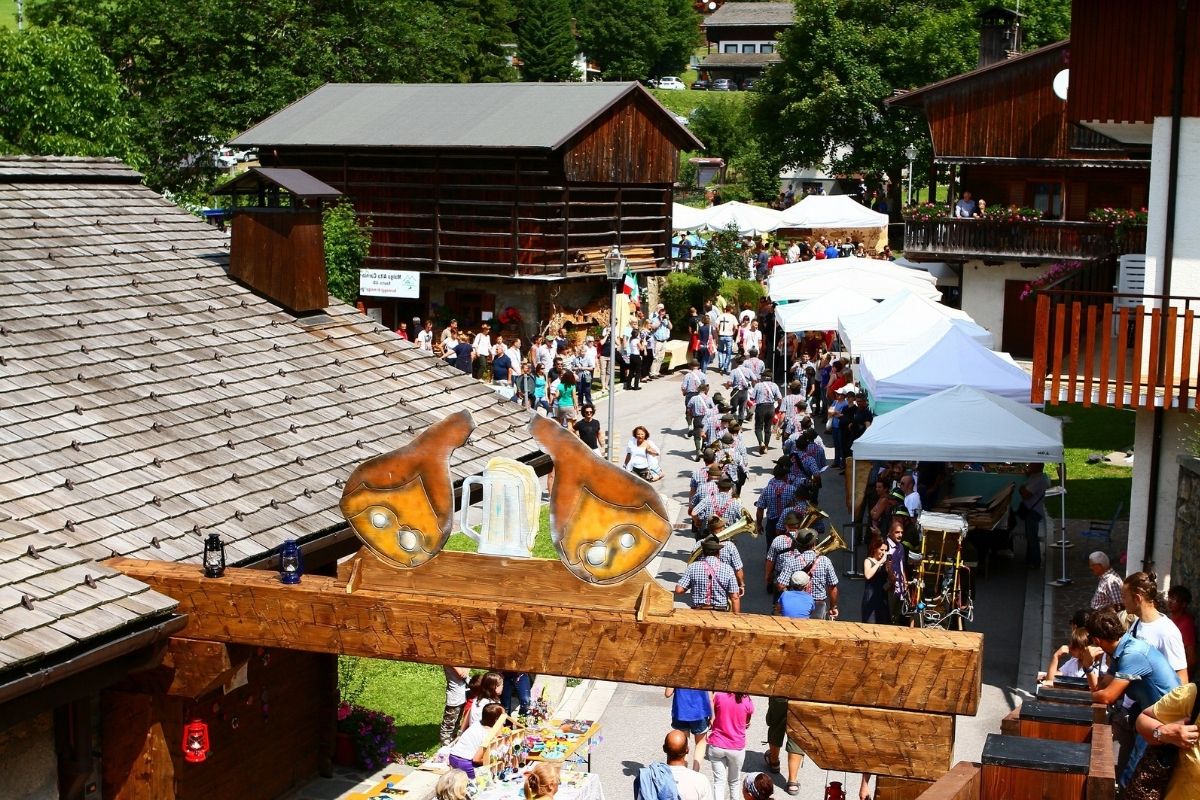 Festa del Prosciutto di Sauris con stand gastronomici e visitatori