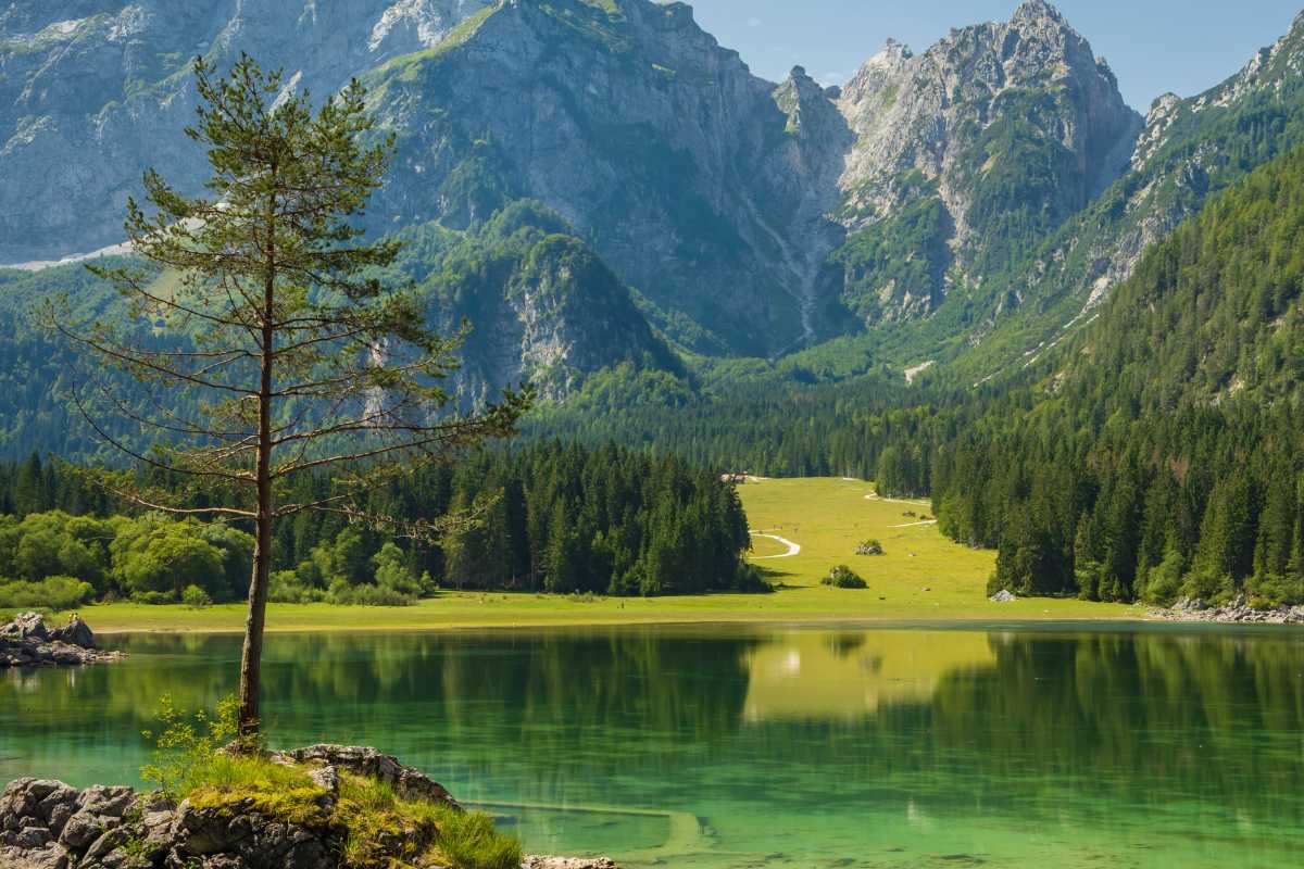 Vista panoramica di Tarvisio con le montagne e i Laghi di Fusine sullo sfondo