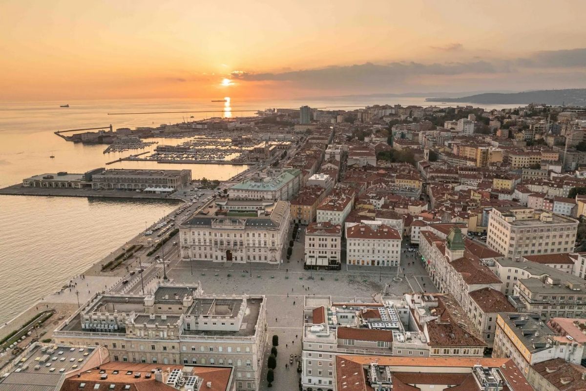 Vista panoramica di Trieste con il mare e l'architettura storica