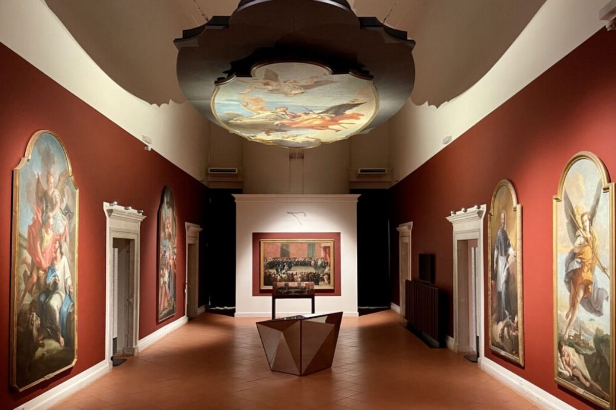 Interno del Castello di Udine con opere d'arte di Tiepolo, includi elementi artistici