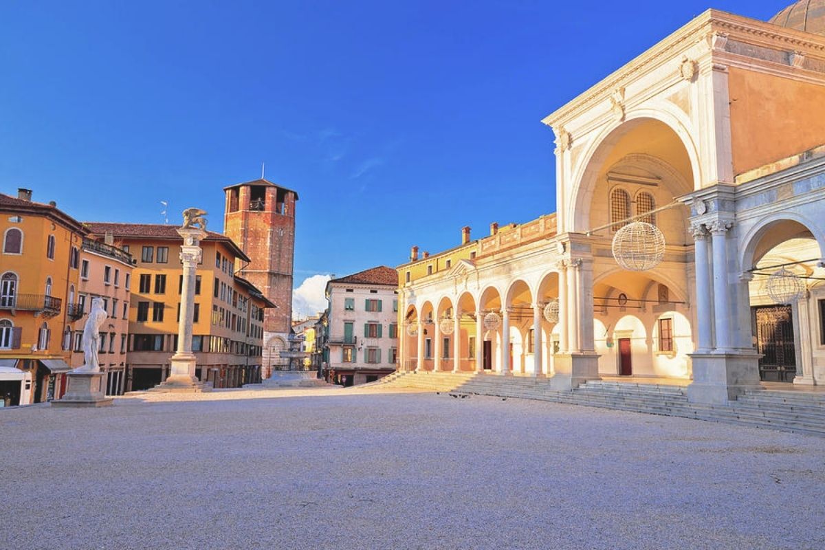 Vista panoramica di Udine con Piazza Libertà e il Castello, includi elementi storici